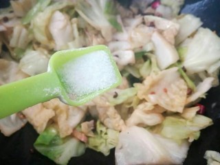 14、呛莲白,加入盐。