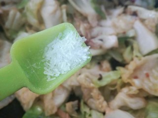 15、呛莲白,加入味精。翻拌几下，准备出锅。