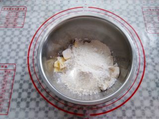 3、椰香南瓜派,加入低筋面粉