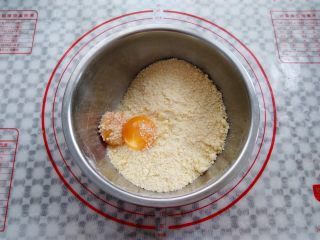 5、椰香南瓜派,加入2个鸡蛋黄，继续戴上一次性手套抓匀