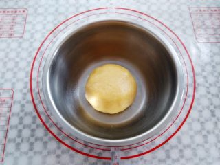 6、椰香南瓜派,面团混合均匀后用保鲜袋装起来放入冰箱冷藏30分钟以上