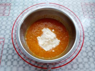 10、椰香南瓜派,加入淡奶油，再次混合均匀