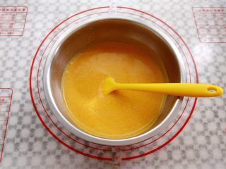 11、椰香南瓜派,南瓜派液过筛，把南瓜的一些粗纤维去掉