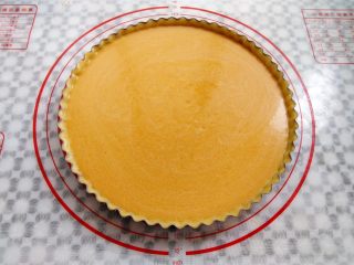 15、椰香南瓜派,南瓜派液全部倒入派盘中，刚好9分满，预热烤箱上火150度，下火180度