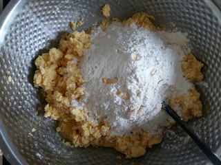 8、玉米面发糕,玉米面放凉后倒入面粉。