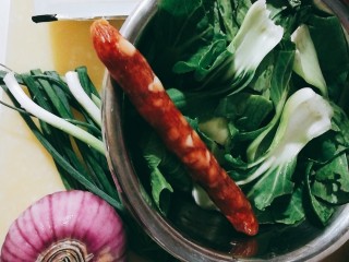 1、快手菜，腊肉番茄豆腐汤,腊肠洋葱菜胆洗净沥干