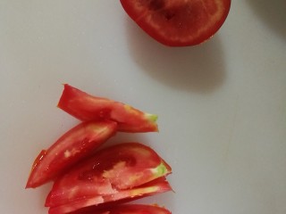3、快手菜，腊肉番茄豆腐汤,番茄、腊肠切片
