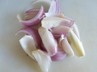 4、快手菜，腊肉番茄豆腐汤,洋葱切滚刀块