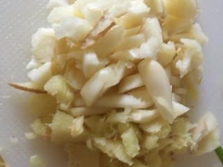 5、快手菜，腊肉番茄豆腐汤,姜蒜切丁，葱切段