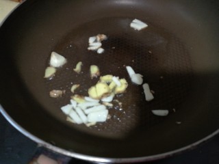 6、快手菜，腊肉番茄豆腐汤,锅中热油至七成，爆香姜蒜