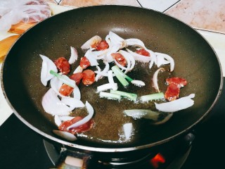 8、快手菜，腊肉番茄豆腐汤,加入腊肠煸香，加入葱头、番茄翻炒