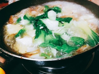 10、快手菜，腊肉番茄豆腐汤,在炒锅中加水，加入豆腐，大火烧开，加入焯过水的菜胆