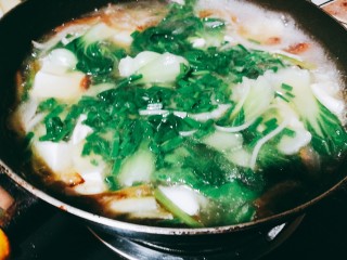 11、快手菜，腊肉番茄豆腐汤,撒上葱花，关火