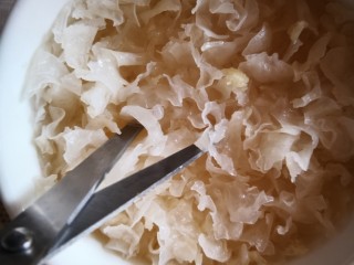 1、枇杷百合银耳羹,银耳剪碎