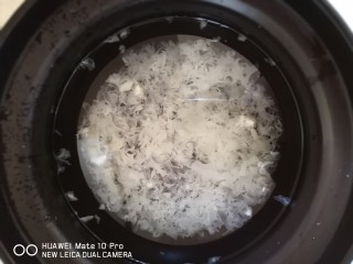 2、枇杷百合银耳羹,加水一起炖