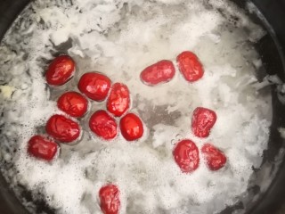 3、枇杷百合银耳羹,小火炖20分钟后放入枣