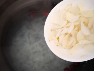 4、枇杷百合银耳羹,再炖20分钟放入鲜百合