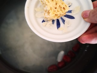 5、枇杷百合银耳羹,再炖一会儿放入石峰糖和黄冰糖