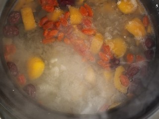 6、枇杷百合银耳羹,最后放入枇杷和枸杞，大概炖15分钟后就可以了