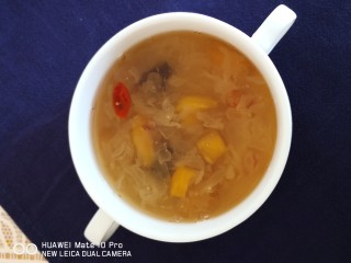 7、枇杷百合银耳羹,非常甜美爽口