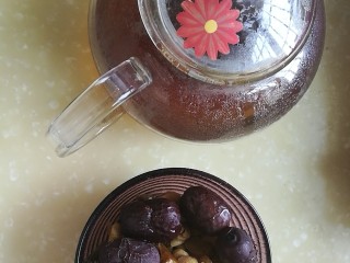 7、滋阴益气，黄芪石斛红枣粥,倒出茶汤