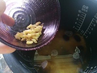 10、滋阴益气，黄芪石斛红枣粥,熬制半小时后，加入刚才炖过的红枣及生姜末