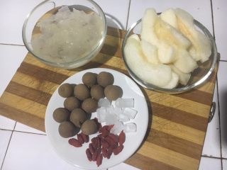 1、冰糖雪梨甜汤,备好食材，将雪梨去皮去核切瓣。