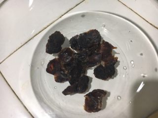 2、冰糖雪梨甜汤,将桂圆剥皮去核，只留下果肉。