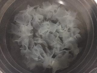 3、冰糖雪梨甜汤,砂锅中水沸腾后加入银耳，加盖煮至沸腾。