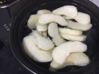 4、冰糖雪梨甜汤,银耳开始软糯时加入桂圆肉和雪梨，加盖煮至沸腾，水开后关小火煮20分钟。