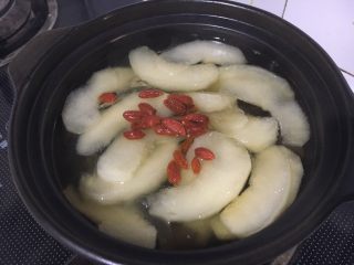 5、冰糖雪梨甜汤,起锅前加入枸杞，关火。