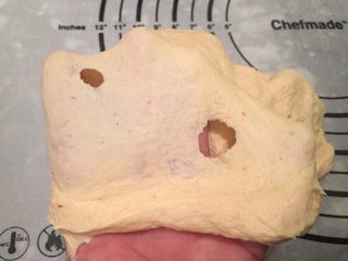 2、咖喱培根贝果,揉至扩展阶段即可（能撑开不易破的薄膜，破洞为心锯齿状