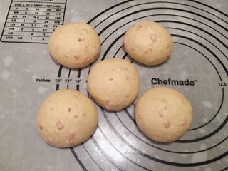 4、咖喱培根贝果,平均分成5份，搓圆盖上保鲜膜松弛20分钟