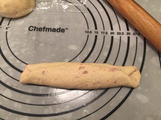 7、咖喱培根贝果,再对折