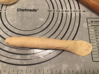 9、咖喱培根贝果,搓成长条，其中一边压扁