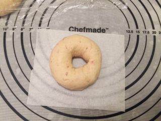 10、咖喱培根贝果,整成圆形，边缘捏紧，捏紧，捏紧哦！