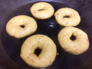 12、咖喱培根贝果,发酵剩5分钟时开始煮糖水，煮至糖水微沸时放入发酵好的贝果，两面分别煮30秒