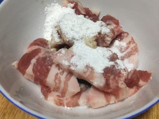 1、「吃货久久」泡饭也好好吃的冬瓜肉片汤,解冻五花肉 切片 加少许料酒 生抽(一点点或者不要 这样汤色干净)生粉 嫩肉粉少许 搅拌均匀