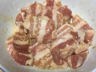 2、「吃货久久」泡饭也好好吃的冬瓜肉片汤,腌制10分钟 同时准备其他配菜