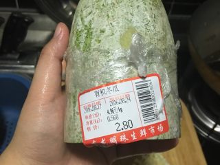 3、「吃货久久」泡饭也好好吃的冬瓜肉片汤,准备冬瓜 我买的这样的可以做两餐吃