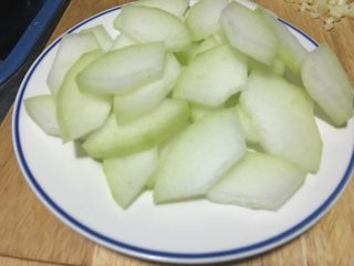 4、「吃货久久」泡饭也好好吃的冬瓜肉片汤,冬瓜去皮 去囊 切片 稍微厚一点 这样不容易煮散