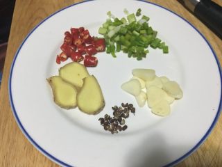 5、「吃货久久」泡饭也好好吃的冬瓜肉片汤,准备配菜 尖椒 大蒜 小葱 姜片 花椒