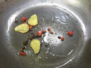 6、「吃货久久」泡饭也好好吃的冬瓜肉片汤,锅内小火倒油 倒入配料炒香