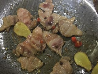 7、「吃货久久」泡饭也好好吃的冬瓜肉片汤,出香味后倒入五花肉 记得用小火 不断翻炒 五花肉可以出油的 也防止快熟粘锅