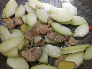 8、「吃货久久」泡饭也好好吃的冬瓜肉片汤,肉变色后倒入冬瓜 改大火 炒变色