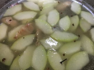 9、「吃货久久」泡饭也好好吃的冬瓜肉片汤,变色后加水或者高汤 我不太喜欢什么汤粉之类的 所以打汤还是用的水