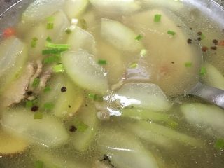 10、「吃货久久」泡饭也好好吃的冬瓜肉片汤,大火煮开后换小火 自己可以尝尝冬瓜 熟了就可以调味 加入盐 部分葱 我喜欢葱加热点 这样可以出香味 因为五花肉比较油了 这次我没有最后加麻油 不介意的话建议起锅前加入一点麻油提香 很加分的