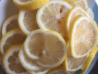 1、陈皮柠檬膏,柠檬用盐水浸泡洗净切片，不用太薄，避免熬制后果肉消失