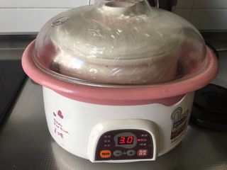 3、陈皮柠檬膏,一定要隔水炖，期间需开锅搅拌搅拌，炖12至15个小时，直至粘稠