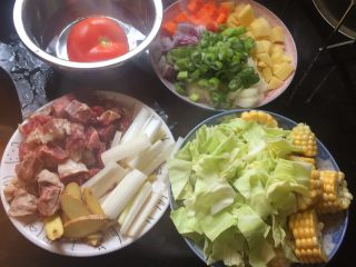 1、家庭版罗宋汤,首先，准备好各种材料，按照图片的样子切成各种形状备用。番茄用开水烫一下撕掉皮切成丁状。